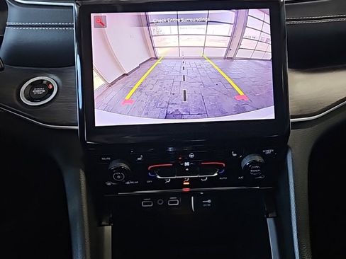 Used 2024 Jeep Grand Cherokee Limited image 31