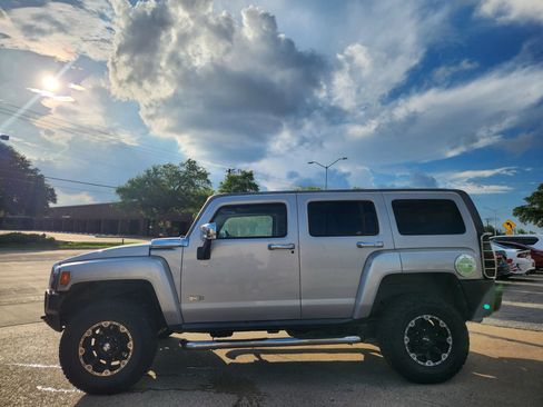 Used 2010 HUMMER H3 Luxury w/ Appearance Package AWD/4WD image 2