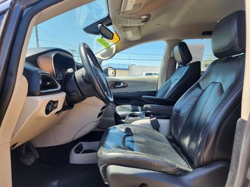 Used 2017 Chrysler Pacifica Touring-L image 9