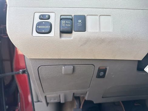 Used 2012 Toyota Sienna XLE image 21