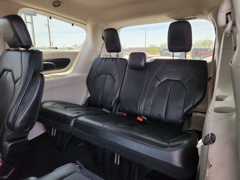 Used 2018 Chrysler Pacifica Touring-L FWD image 9