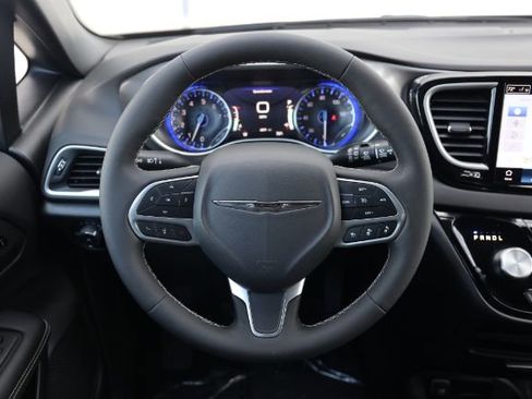 Used 2026 Chrysler Pacifica Select image 38