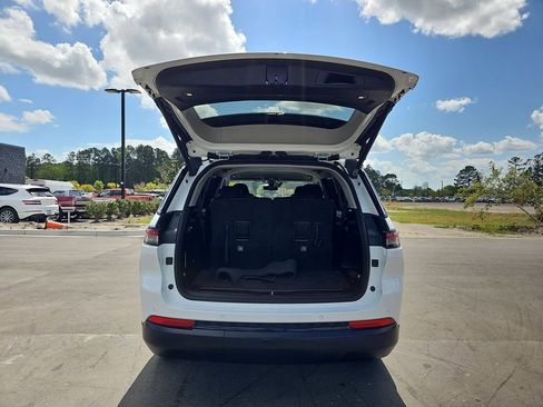 Used 2023 Jeep Grand Cherokee L Limited w/ Luxury Tech Group II image 17