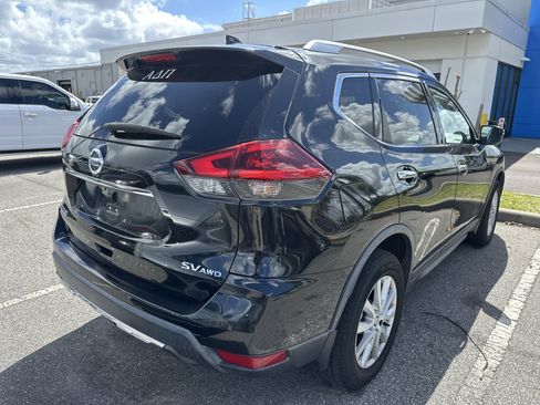 Used 2018 Nissan Rogue SV image 4