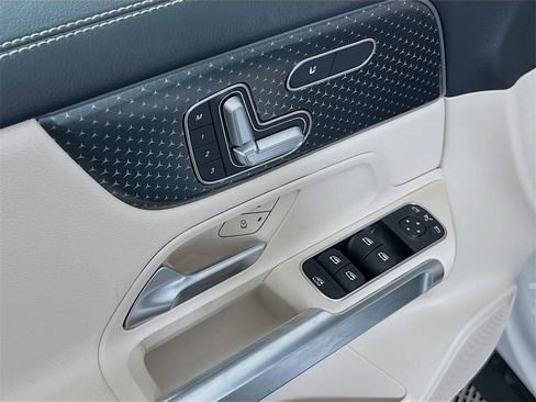 New 2025 Mercedes-Benz GLB 250 4MATIC image 18