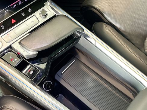 Used 2019 Audi e-tron Prestige w/ Prestige Package image 16