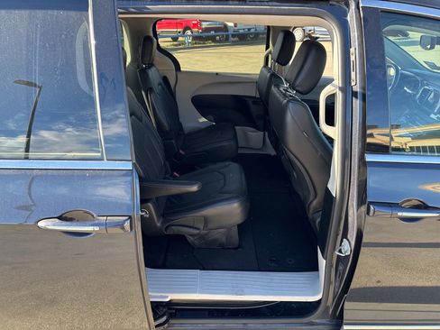 Used 2020 Chrysler Pacifica Touring-L image 11
