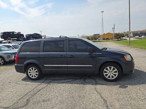 Used 2014 Chrysler Town & Country Touring FWD image 5