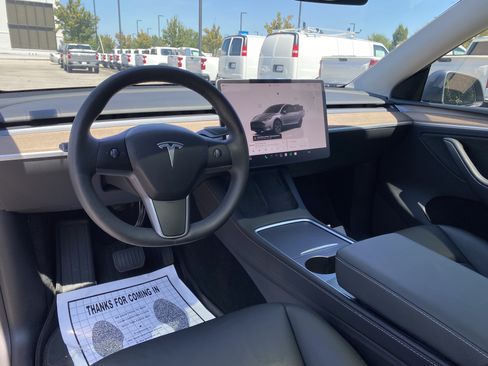 Used 2024 Tesla Model Y Long Range AWD/4WD image 29