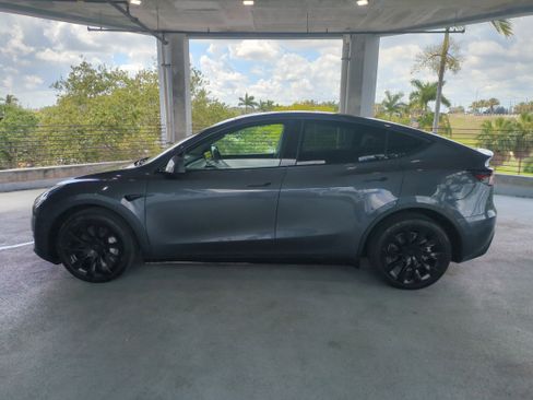 Used 2022 Tesla Model Y Long Range image 8