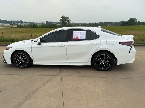 Used 2023 Toyota Camry SE image 5