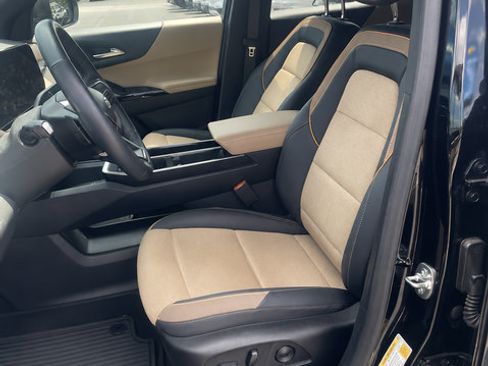 Used 2025 Chevrolet Equinox ACTIV w/ Safety and Technology Package AWD/4WD image 7
