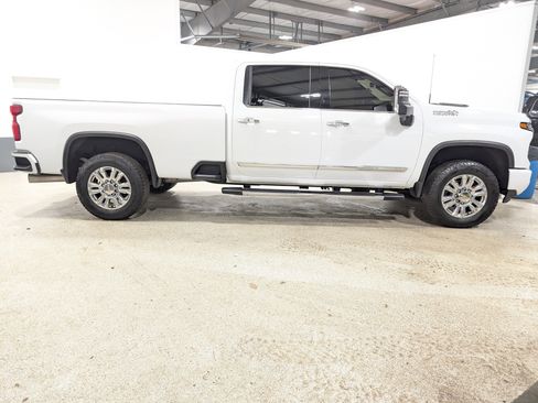 Used 2024 Chevrolet Silverado 3500 High Country w/ High Country Premium Package AWD/4WD image 2