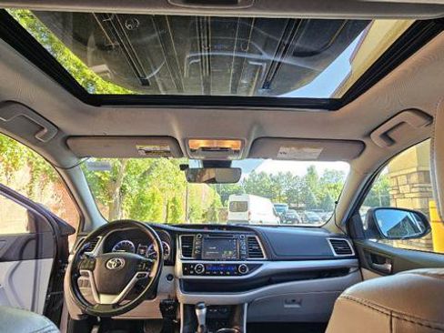 Used 2019 Toyota Highlander XLE AWD/4WD image 42