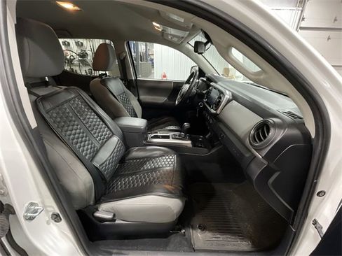 Used 2022 Toyota Tacoma SR5 w/ Technology Package image 28