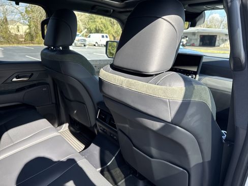 Used 2025 Lexus GX 550 image 32