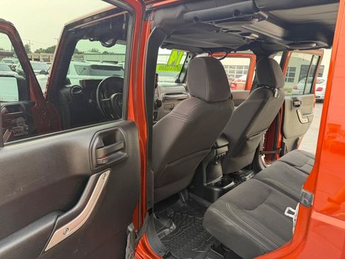 Used 2014 Jeep Wrangler Unlimited Sahara w/ Dual Top Group AWD/4WD image 13