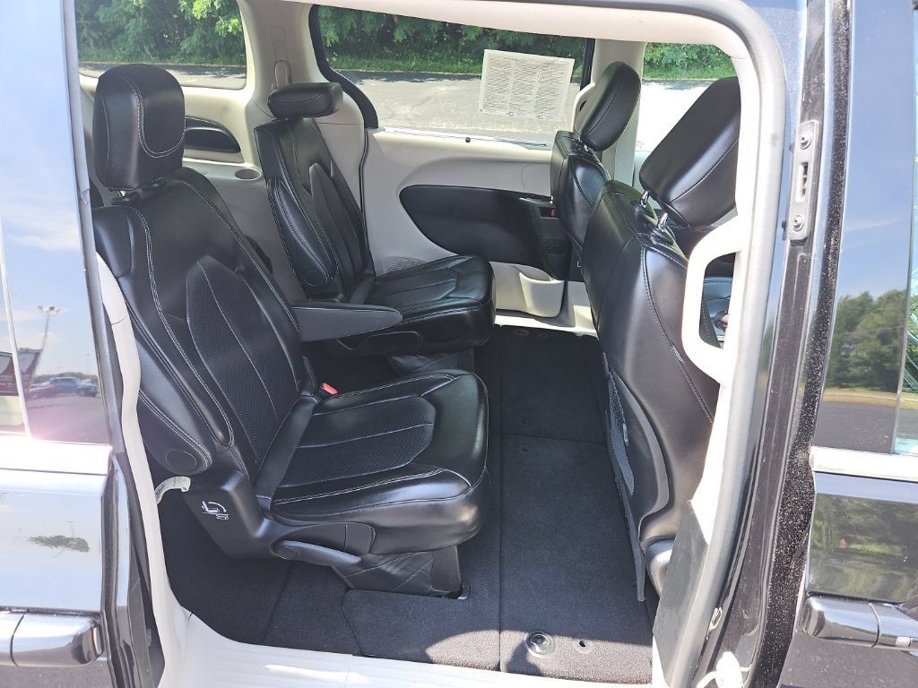 Used 2024 Chrysler Pacifica Touring-L FWD image 27