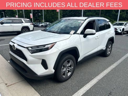 Used 2025 Toyota RAV4 LE AWD/4WD image 4