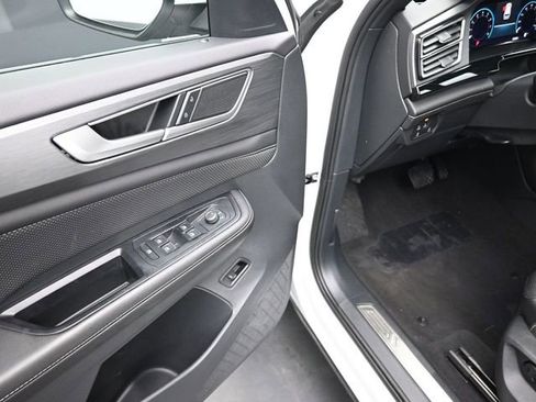Used 2025 Volkswagen Atlas Cross Sport SE AWD/4WD image 14