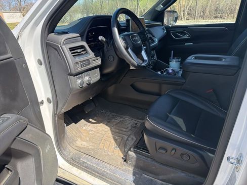 Used 2023 GMC Yukon SLT w/ SLT Luxury Package image 22