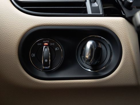Certified 2026 Porsche Macan AWD/4WD image 17
