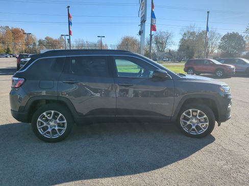 Used 2024 Jeep Compass Latitude image 4