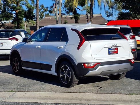 Used 2025 Kia Niro LX image 3