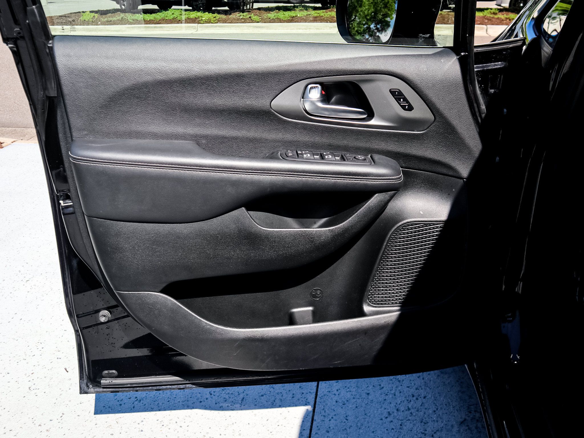 Used 2025 Chrysler Pacifica Select FWD image 14