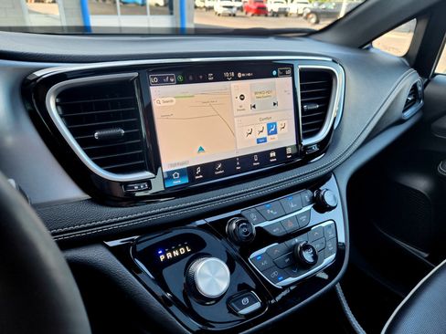Used 2025 Chrysler Pacifica Limited FWD image 31