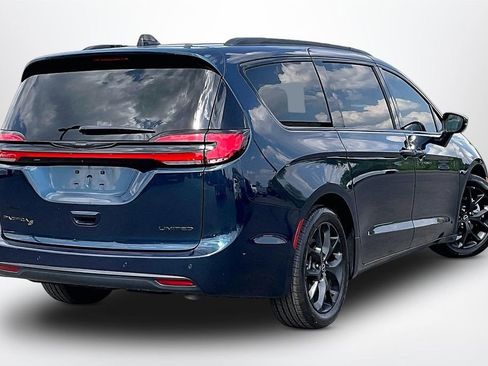 Used 2025 Chrysler Pacifica Limited FWD image 6