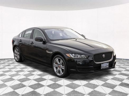 Used 2018 Jaguar XE Premium image 11