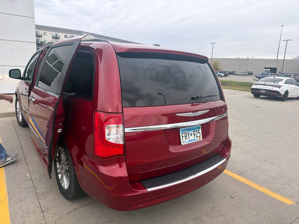 Used 2015 Chrysler Town & Country Touring-L w/ Driver Convenience Group FWD image 4