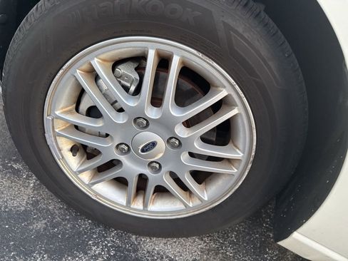 Used 2009 Ford Focus SE FWD image 15