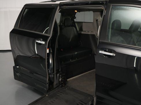Used 2020 Toyota Sienna SE FWD image 14