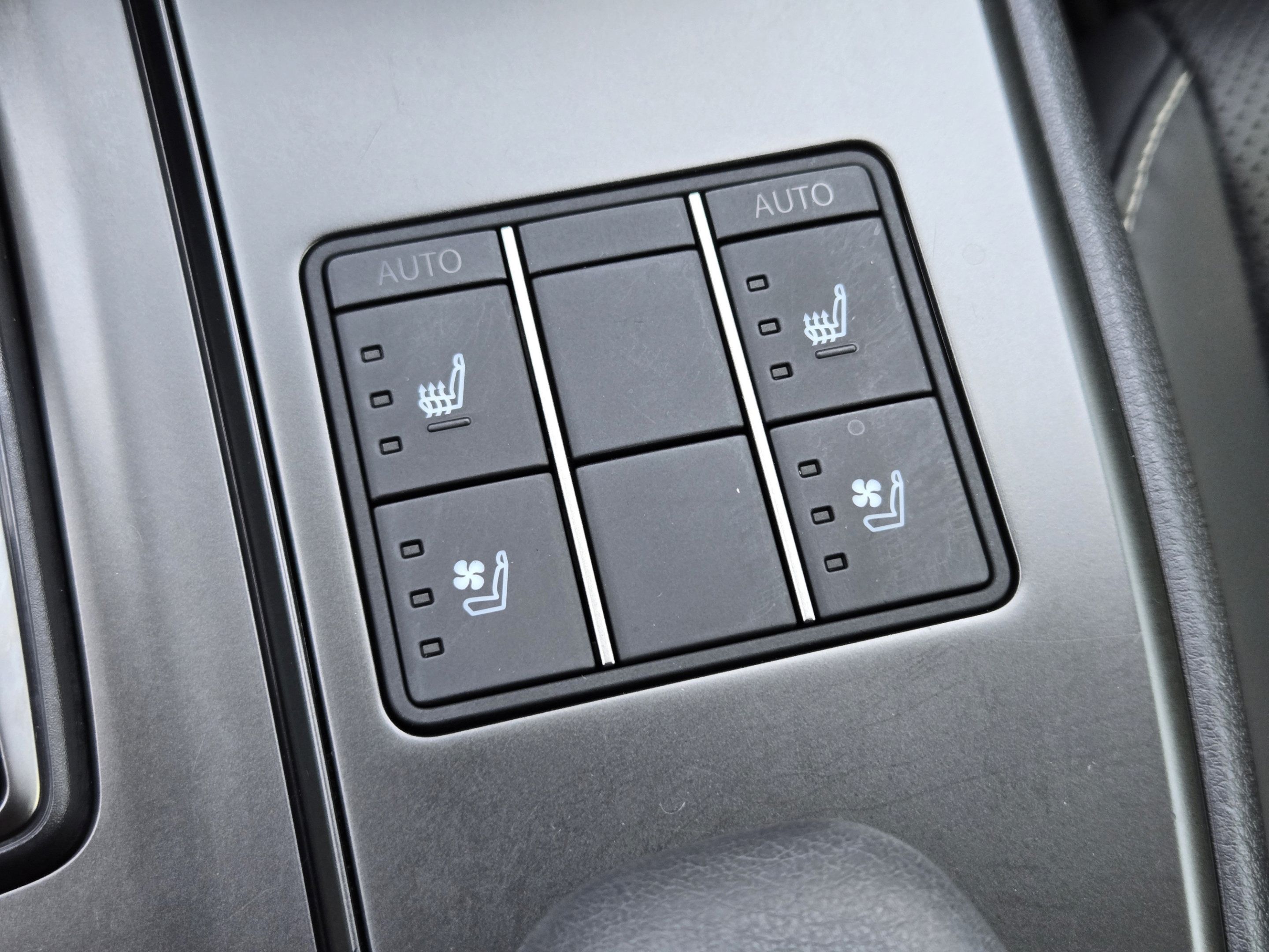 Used 2025 Lexus UX 300h FWD image 17