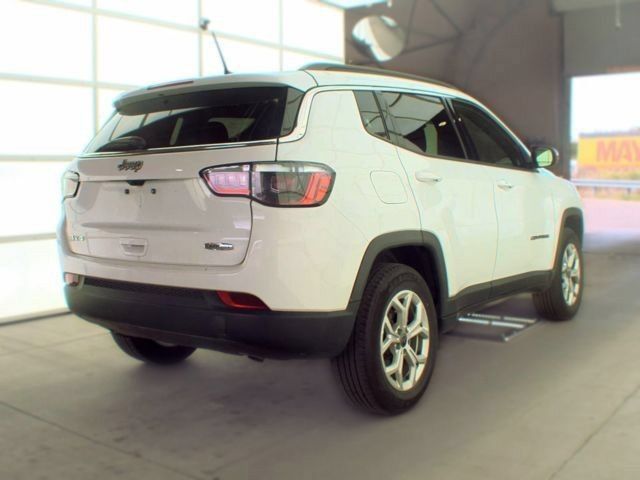 Used 2025 Jeep Compass Latitude w/ Sun & Sound Group AWD/4WD image 4