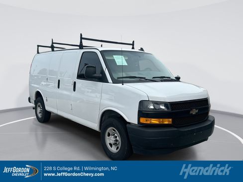 Used 2018 Chevrolet Express 2500 RWD image 1
