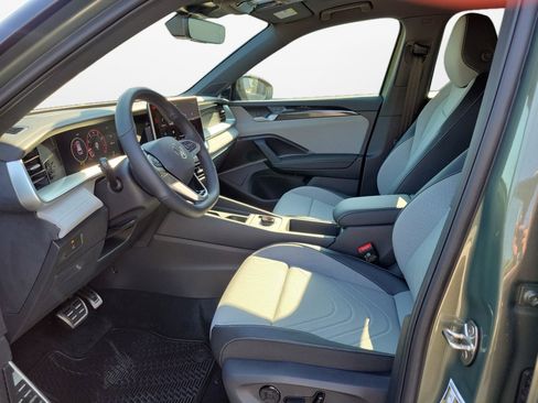 New 2026 Volkswagen Tiguan SE R-Line FWD image 9