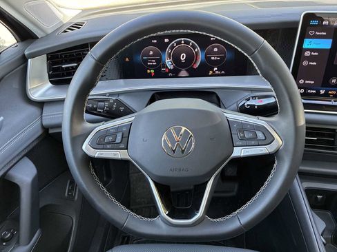 Used 2025 Volkswagen Tiguan SE AWD/4WD image 11