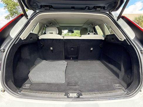 Used 2022 Volvo XC60 B5 Momentum image 29