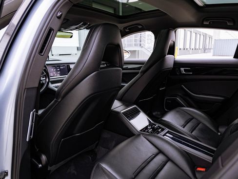 Used 2018 Porsche Panamera 4 image 32