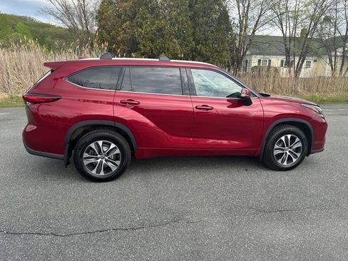Used 2022 Toyota Highlander XLE AWD/4WD image 6