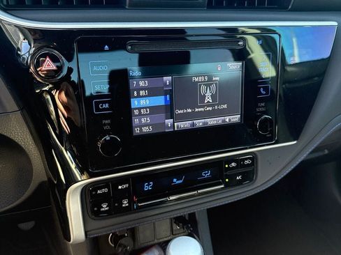 Used 2018 Toyota Corolla SE FWD image 2