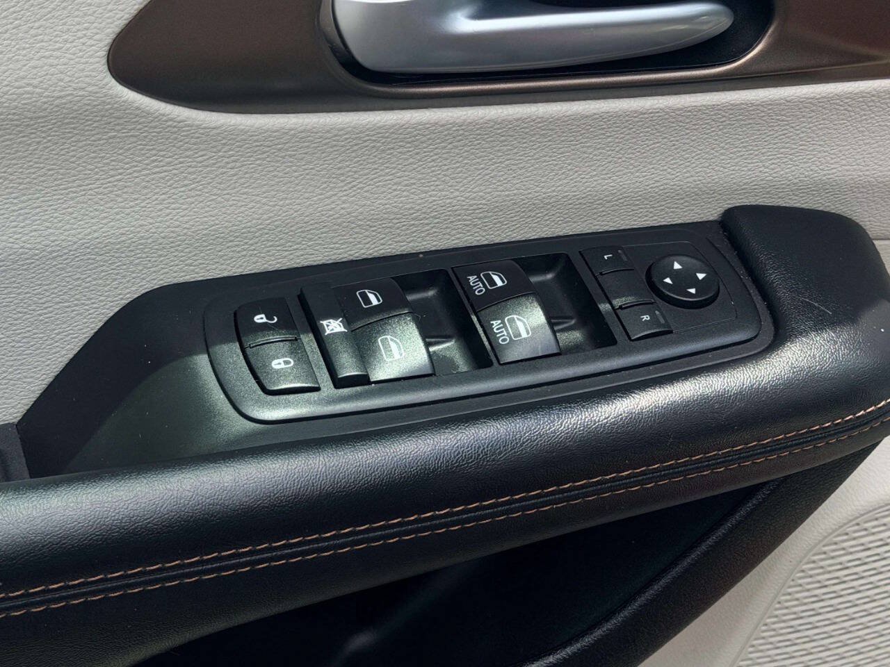 Used 2017 Chrysler Pacifica Touring FWD image 18