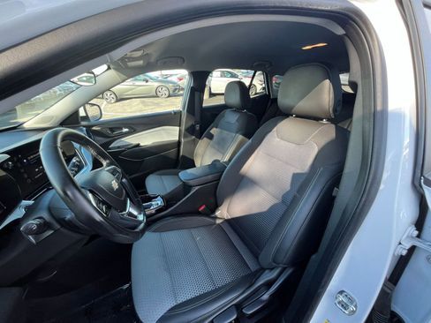 Used 2025 Chevrolet Trax LT w/ LT Convenience Package image 37