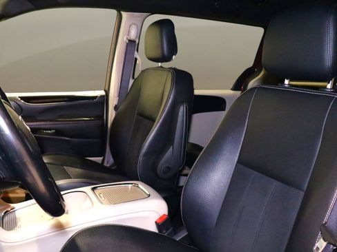 Used 2019 Dodge Grand Caravan SXT image 15