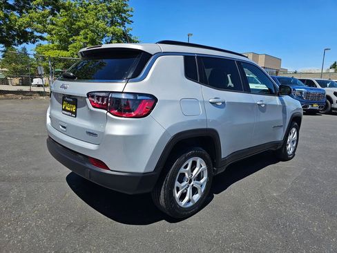 Used 2024 Jeep Compass Latitude image 4