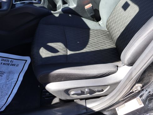 Used 2017 Nissan Rogue SV image 34