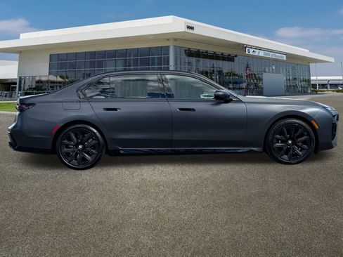 Used 2025 BMW 760i xDrive w/ Premium Package image 11